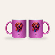 Pinke Glitzertasse mit buntem Pop-Art-Porträt eines Labrador Retrievers und dem Namen Bella, Ansicht beider Seiten