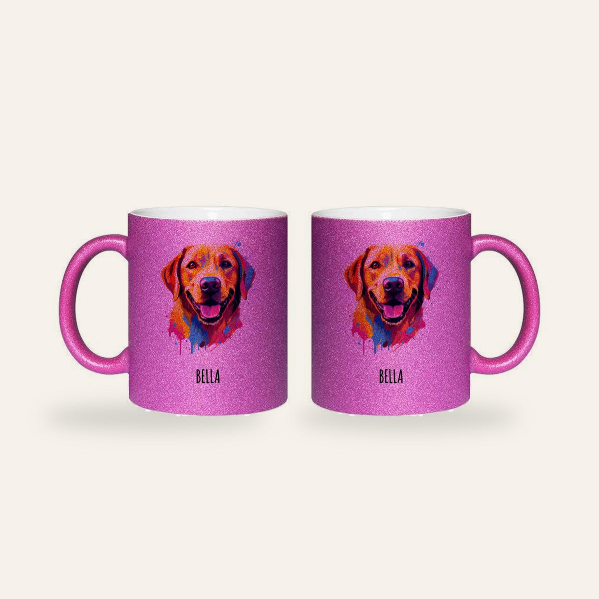 Pinke Glitzertasse mit buntem Pop-Art-Porträt eines Labrador Retrievers und dem Namen Bella, Ansicht beider Seiten