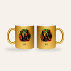 Goldene Glitzertasse mit buntem Pop-Art-Porträt eines Dackels und dem Namen Fritz, Ansicht beider Seiten