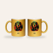 Goldene Glitzertasse mit buntem Pop-Art-Porträt eines Dackels und dem Namen Fritz, Ansicht beider Seiten