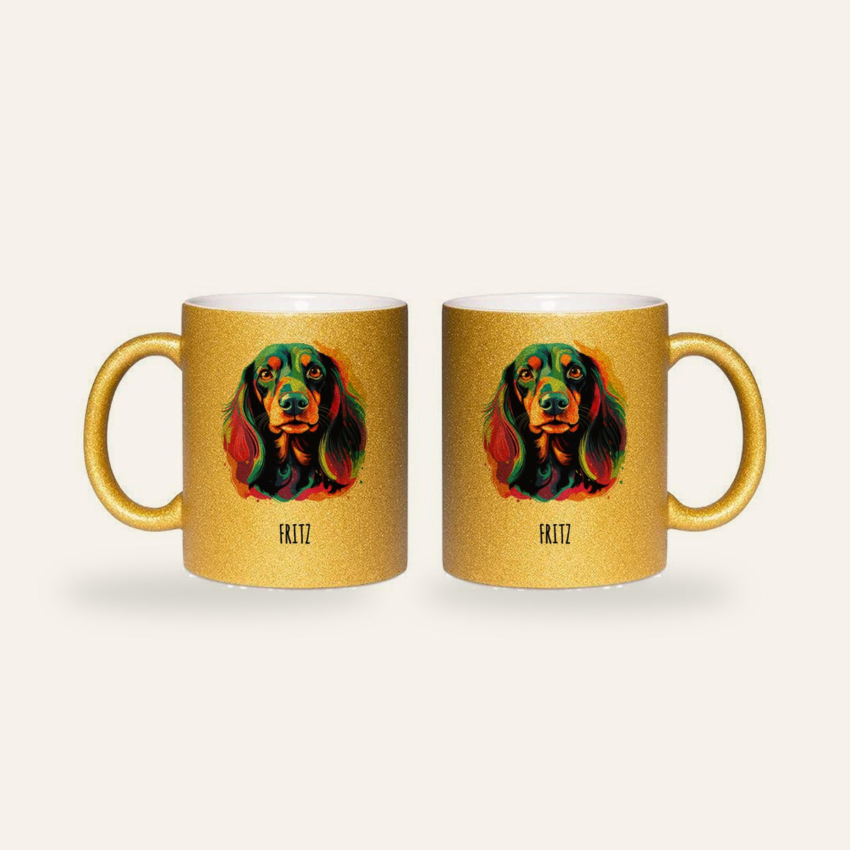 Goldene Glitzertasse mit buntem Pop-Art-Porträt eines Dackels und dem Namen Fritz, Ansicht beider Seiten