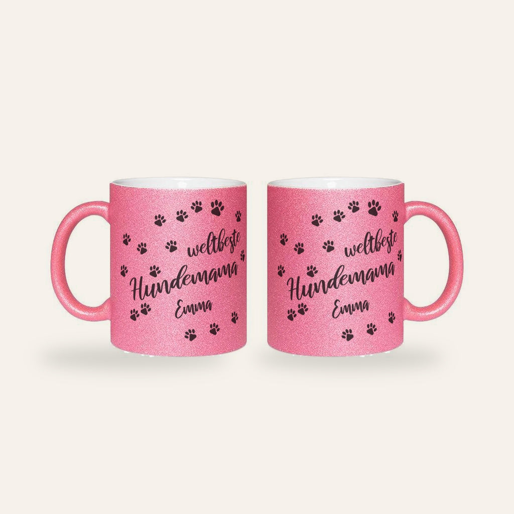 Rosa Glitzertasse mit dem Spruch Weltbeste Hundemama, Pfotenspuren und dem Namen Emma, Ansicht beider Seiten