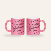 Rosa Glitzertasse mit dem Spruch Weltbeste Hundemama, Pfotenspuren und dem Namen Emma, Ansicht beider Seiten