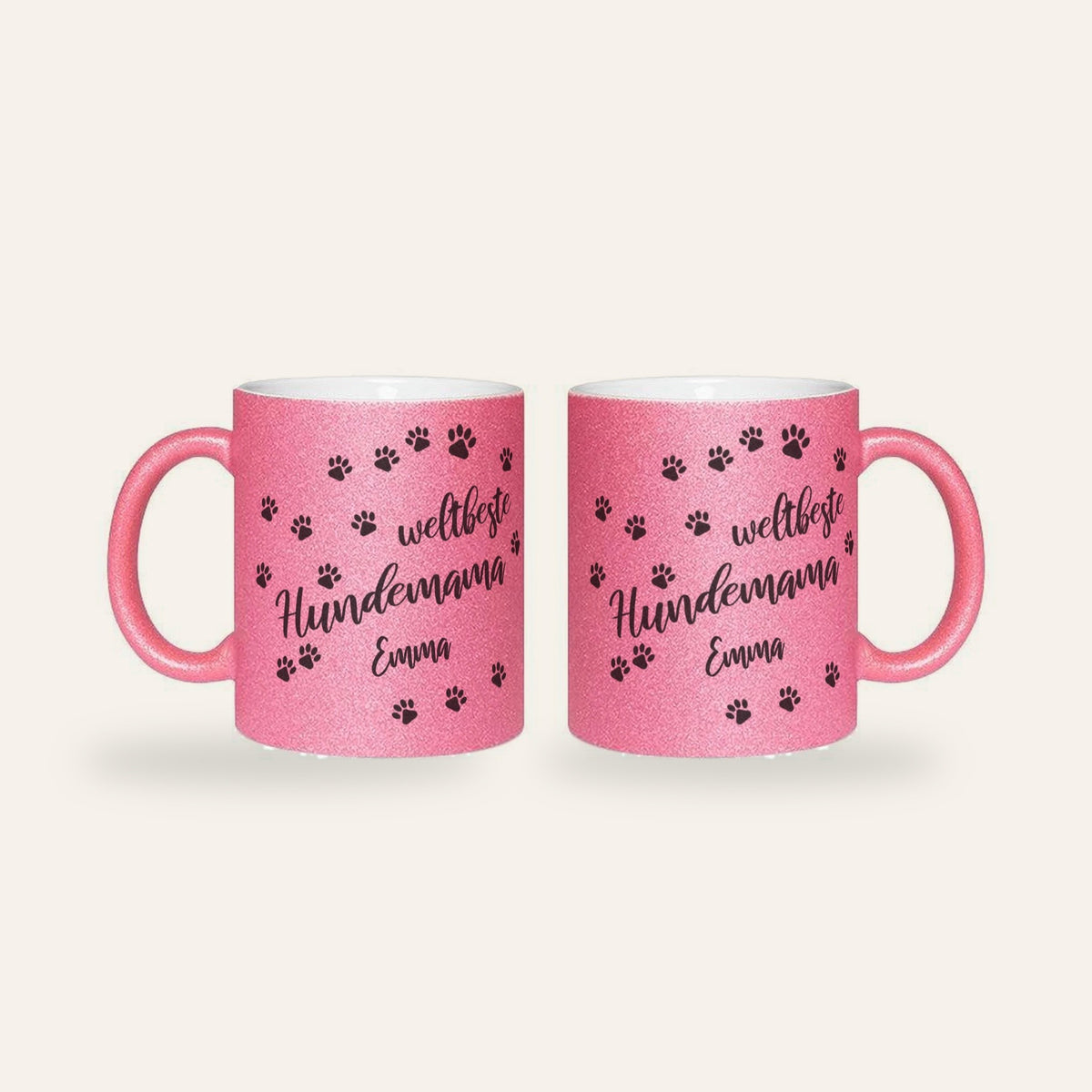 Rosa Glitzertasse mit dem Spruch Weltbeste Hundemama, Pfotenspuren und dem Namen Emma, Ansicht beider Seiten