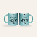 Hellblaue Glitzertasse mit dem Spruch Immer an meiner Seite, Pfotenspuren und dem Namen Paul, Ansicht beider Seiten