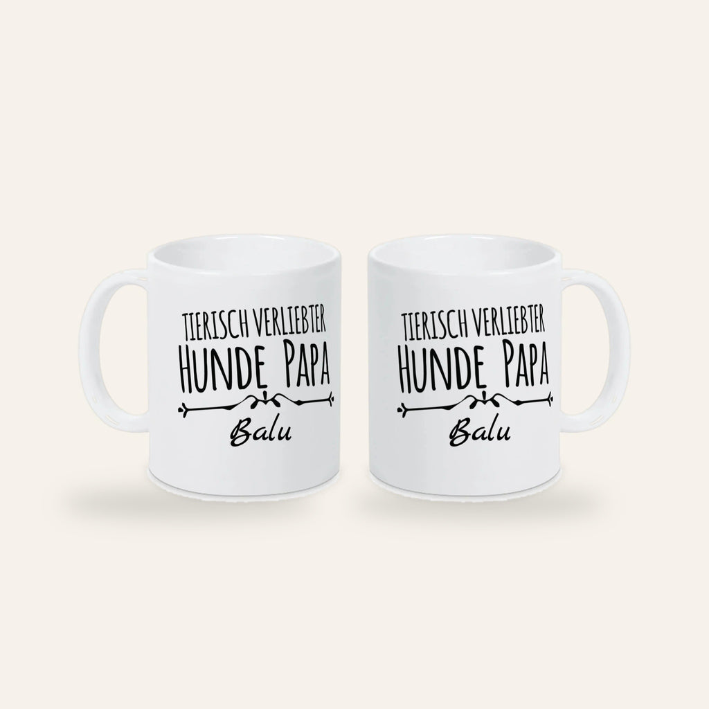 Weiße Keramiktasse mit dem Spruch Tierisch verliebter Hundepapa und dem Namen Balu, Ansicht beider Seiten