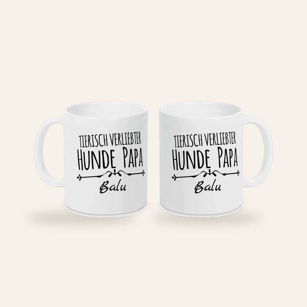 Weiße Keramiktasse mit dem Spruch Tierisch verliebter Hundepapa und dem Namen Balu, Ansicht beider Seiten