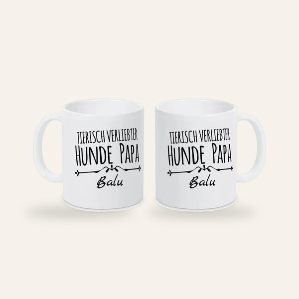 Weiße Keramiktasse mit dem Spruch Tierisch verliebter Hundepapa und dem Namen Balu, Ansicht beider Seiten