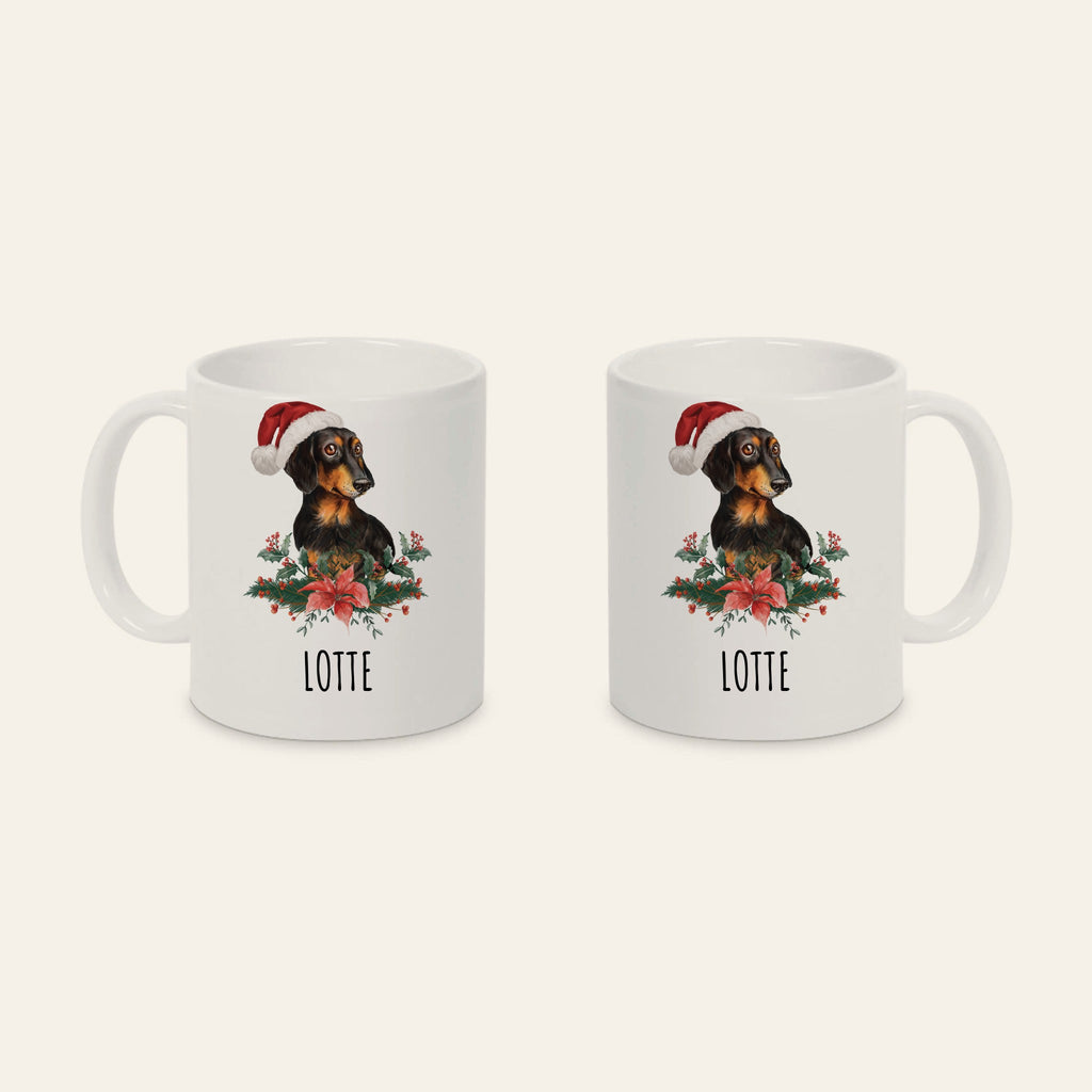 Zwei weiße Keramiktassen mit Aquarell-Dackel mit Weihnachtsmütze und dem Namen Lotte, Ansicht beider Seiten