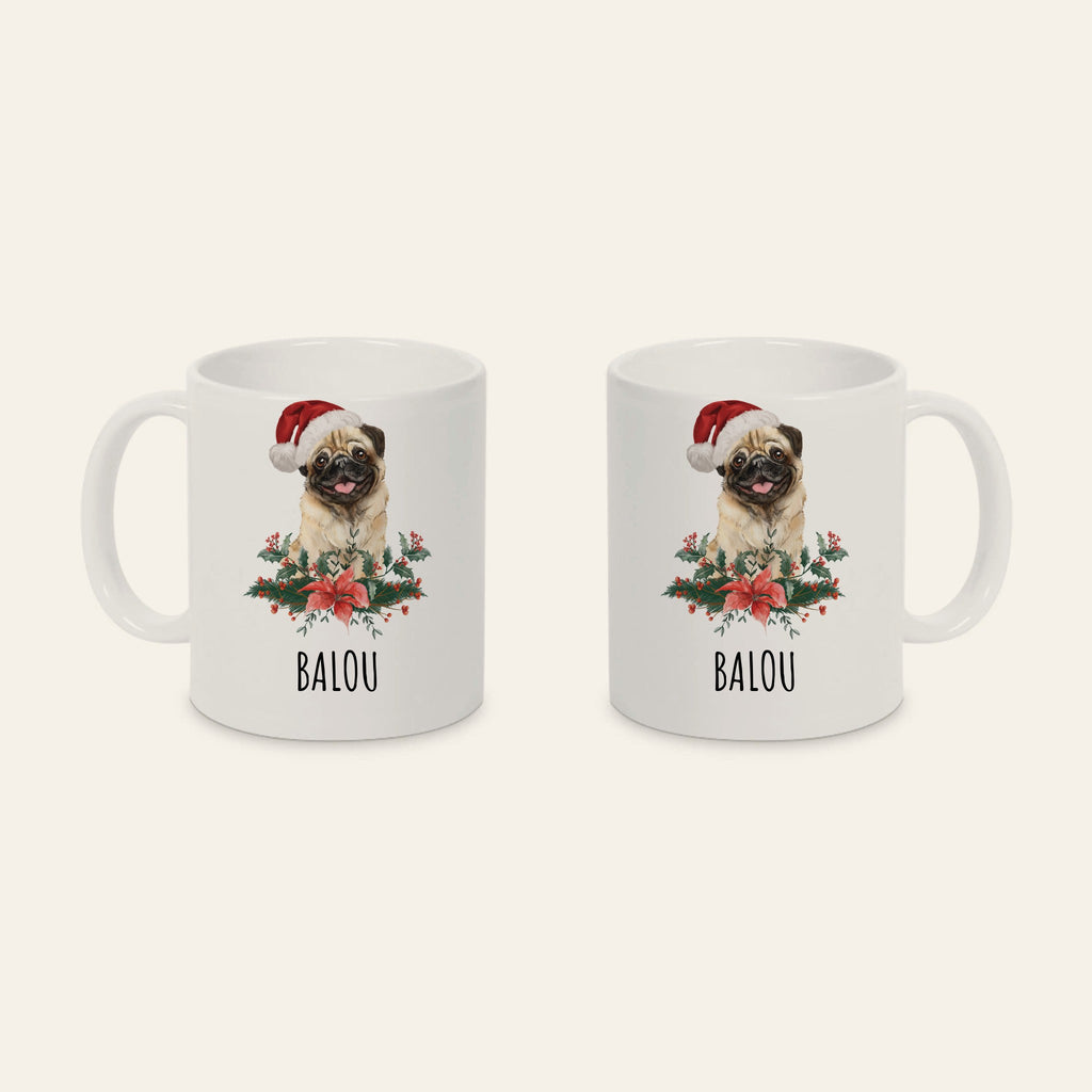 Weiße Weihnachtstasse mit Mops mit Weihnachtsmütze zwischen Weihnachtsstern und Stechpalme, Name Balou