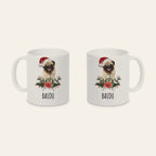 Weiße Weihnachtstasse mit Mops mit Weihnachtsmütze zwischen Weihnachtsstern und Stechpalme, Name Balou