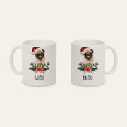 Weiße Weihnachtstasse mit Mops mit Weihnachtsmütze zwischen Weihnachtsstern und Stechpalme, Name Balou