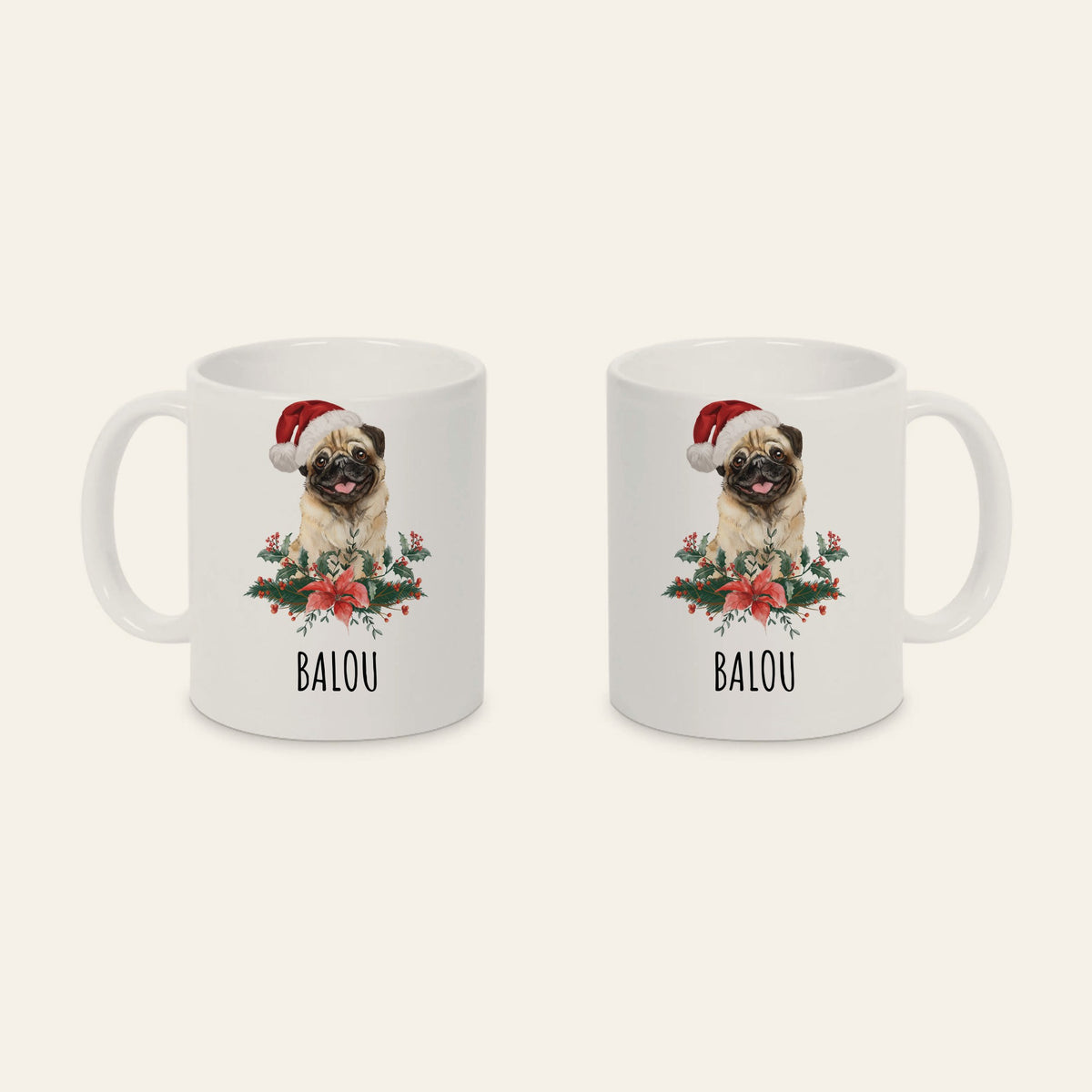 Weiße Weihnachtstasse mit Mops mit Weihnachtsmütze zwischen Weihnachtsstern und Stechpalme, Name Balou