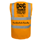 Rückenansicht einer orangen Warnweste für Hundetrainer mit umlaufenden Reflektorstreifen und schwarzem Textmotiv