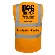Rückenansicht einer orangen Warnweste für Hundetrainer mit umlaufenden Reflektorstreifen und schwarzem Textmotiv