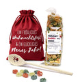 Pfotennudeln-Weihnachtsset mit Pfoten-Kochlöffel und gefülltem rotem Stoffbeutel ‚Ein fröhliches Weihnachtsfest & ein glückliches Neues Jahr!‘
