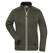 Grüne Strickfleece-Jacke von vorn mit Stehkragen und Reflexpaspeln am Reißverschluss