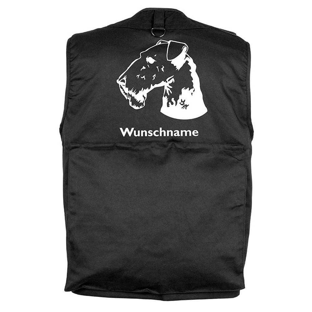 Airedale Terrier 2 in hochwertiger Hundesportweste mit praktischer Rückentasche von MIL-TEC. Die Weste bietet optimalen Komfort und Sicherheit beim Training und Outdoor-Aktivitäten. Ideal für aktive Hunde und als tierisch-tolles Geschenk für Hundeliebhaber